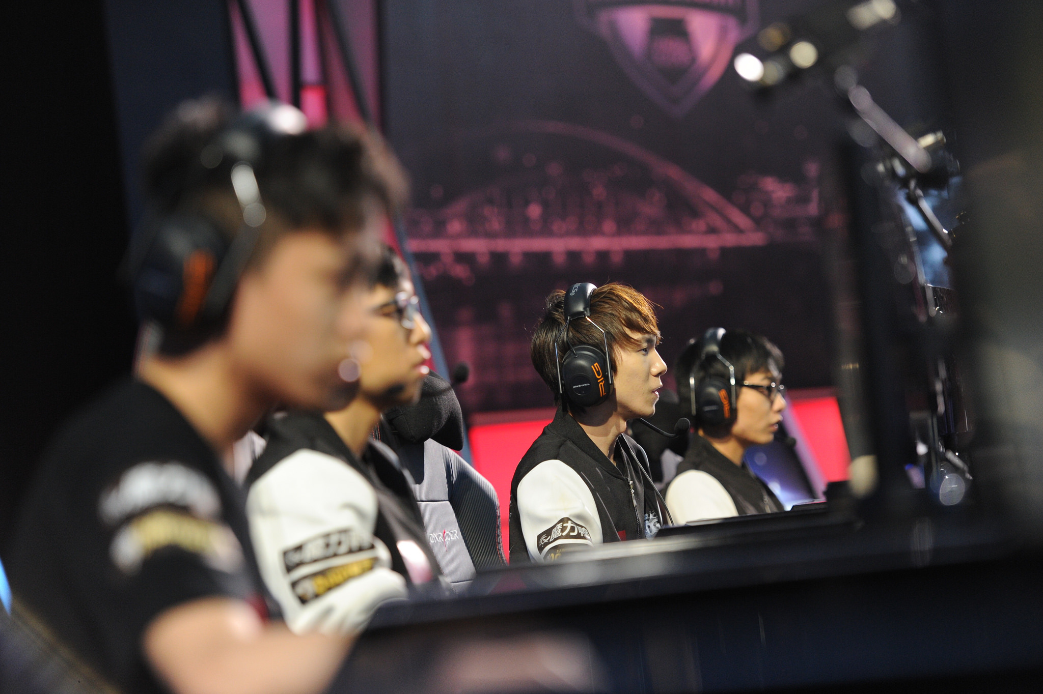 英雄联盟S15红色方胜率低迷探因：地图机制、版本战术与资源控制如何影响战局